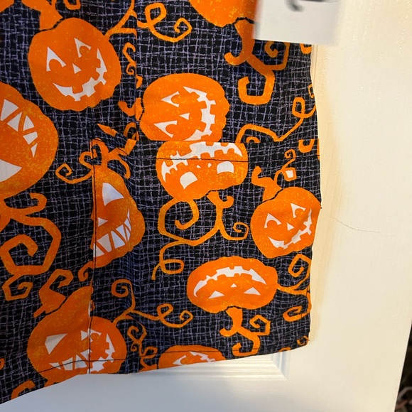 Women’s Halloween printed scrub top - Picture 5 of 7